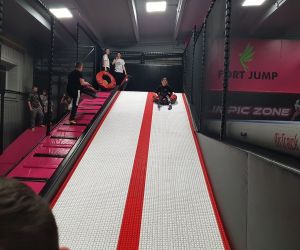 Uczniowie korzystają z toru zjazdowego