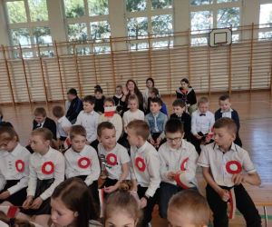 uczniowie w kotylionach