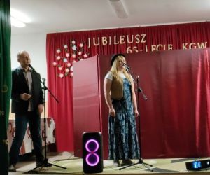 Dwie osoby śpiewają na scenie.