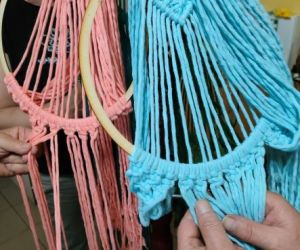 Panie zaplatają makramy.