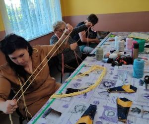 Kobiety zaplatają makramę.