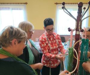 Kobiety zaplatają makramę.