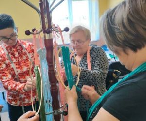 Kobiety zaplatają makramę.