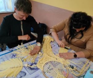 Kobiety zaplatają makramę.