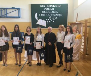 Sześć dziewcząt - laureatek konkursu oraz nauczycielka i ksiądz kanonik