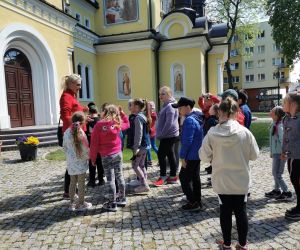 Uczestnicy wycieczki poznają historię Cerkwi