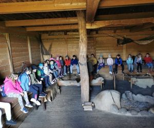 Uczniowie w głównej chacie w skansenie „Wioski Gotów” w Masłomęczu