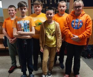 Uczniowie klasy piątej prezentują pomarańczowe stroje