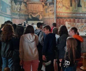 Uczniowie zwiedzają Kaplicę Trójcy Świętej na Zamku Lubelskiem, ściany zdobią piękne freski