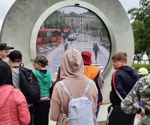 Uczniowie stoją na placu Litewskim przy portalu łączącym na żywo Lublin i Wilno