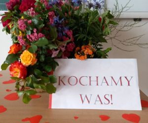 Bukiet kwiatów i napis:
