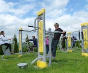 Osoby ćwiczące na elementach siłowni zewnętrznej