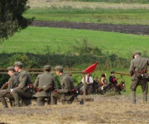 Żołnierze na łące