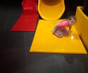 Uczennica podczas zabawy w fikolandzie.