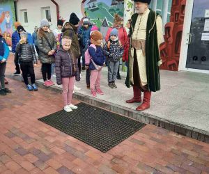 Uczniowie z przewodnikiem przed Parkiem Miniatur Kresowych.