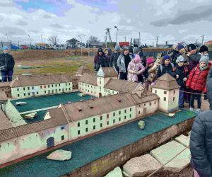 Uczniowie przy miniaturze zamku podczas zwiedzania Parku Miniatur Kresowych.