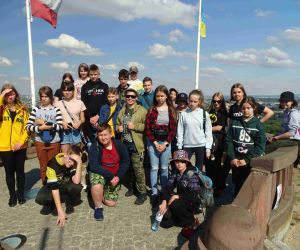 Uczniowie na szczycie Kopca Kościuszki w Krakowie