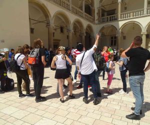 Uczniowie z przewodniczką na Dziedzińcu Arkadowym na Wawelu w Krakowie
