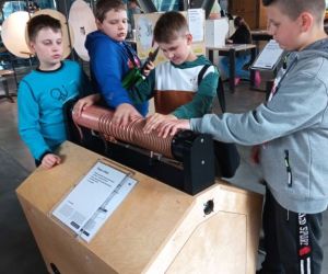 Uczniowie klasy IV podczas wykonywania doświadczenia