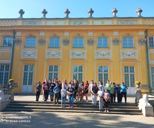 Uczniowie na tle rezydencji wilanowskiej