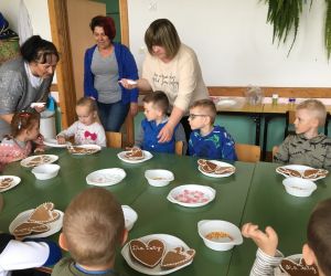 Panie z KGW prezentują przygotowane elementy do ozdabiania serduszek