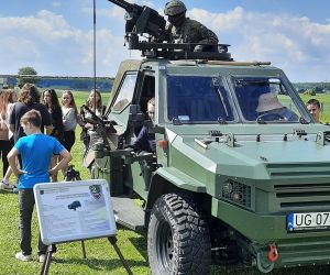 Żołnierze prezentują pojazd wojskowy, uczniowie zadają pytania i oglądają pojazd