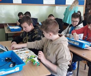 Uczniowie pod okiem trenerek budują i programują z klockami Lego