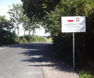 Droga gminna po przebudowie oraz tablica informacyjna 