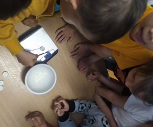 dzieci odmierzają proporcje przy użyciu wagi