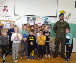 Wspólne zdjęcie grupowe z żołnierzem