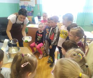 Dzieci przyglądają się jak pracuje cukiernik