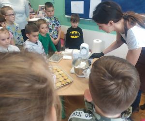 Dzieci obserwują co dodaje cukiernik do masy