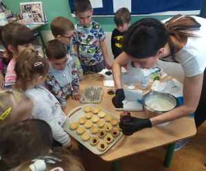 Cukiernik nakłada frużelinę do babeczek