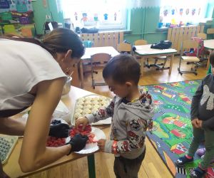 Każde dziecko dekoruje własną babeczkę owocami