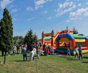 Uczniowie podczas zabawy na dmuchawcach.
