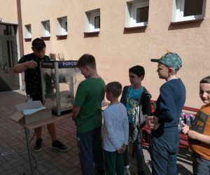 Uczniowie dostają popcorn.