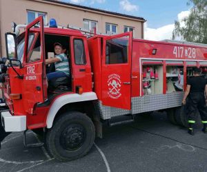 Uczeń w samochodzie OSP Czerniczyn.