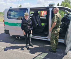 Uczeń w kamizelce Straży Granicznej.