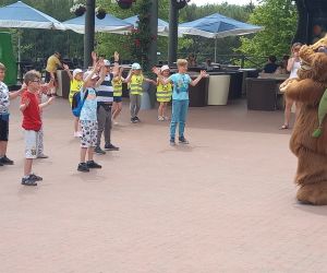 Uczniowie podczas tańca z Morgolem