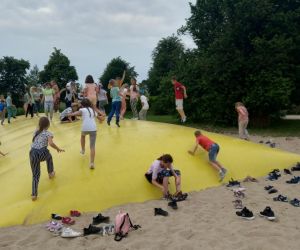 Uczniowie na trampolinie