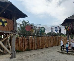 Uczniowie na wiszącym moście w grodzie rycerskim