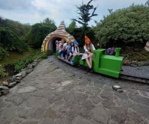 Uczniowie podczas przejazdu kolejką