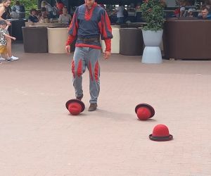 Mężczyzna żonglujący kapeluszami