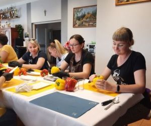 Grupa osób podczas warsztatów, wewnątrz budynku.