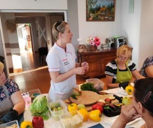 Grupa osób podczas warsztatów, wewnątrz budynku.