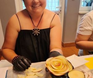 Osoba prezentuje wykonaną ozdobę.