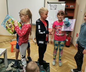 Uczniowie zapoznają się z książkami interaktywnymi