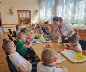 Dzieci wlewają odczynniki, żeby wykonać slimy