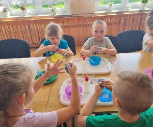 Dzieci ugniatają slimy