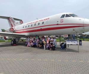 Uczniowie na tle samolotu prezydenckiego